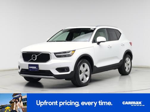 White 2022 Volvo XC40 T4 Momentum