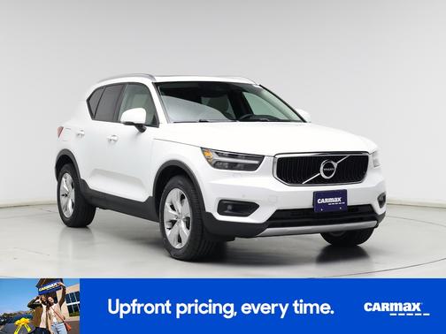 White 2022 Volvo XC40 T4 Momentum