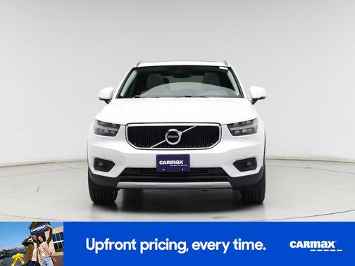White 2022 Volvo XC40 T4 Momentum