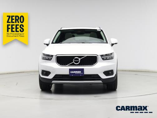 White 2022 Volvo XC40 T4 Momentum