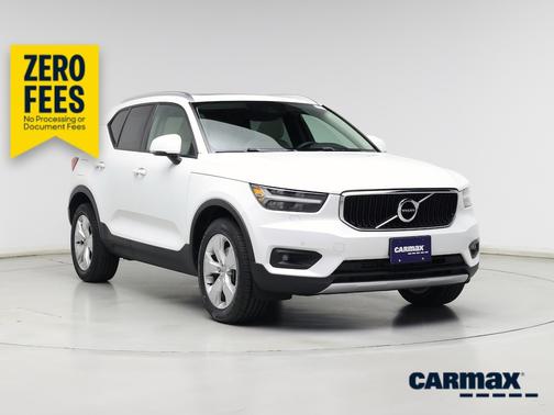 White 2022 Volvo XC40 T4 Momentum
