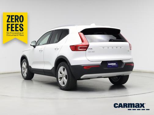 White 2022 Volvo XC40 T4 Momentum