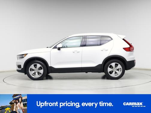White 2022 Volvo XC40 T4 Momentum