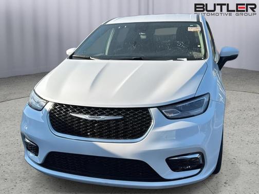 Bright White Clearcoat 2023 Chrysler Pacifica Touring-L