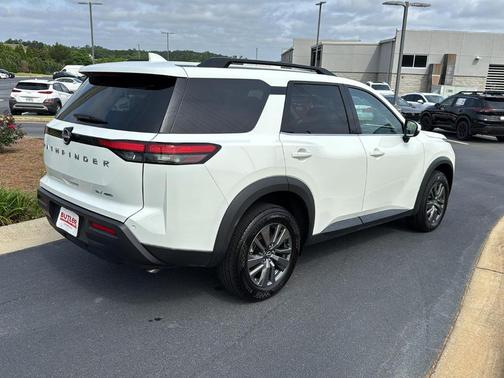 2023 Nissan Pathfinder SV