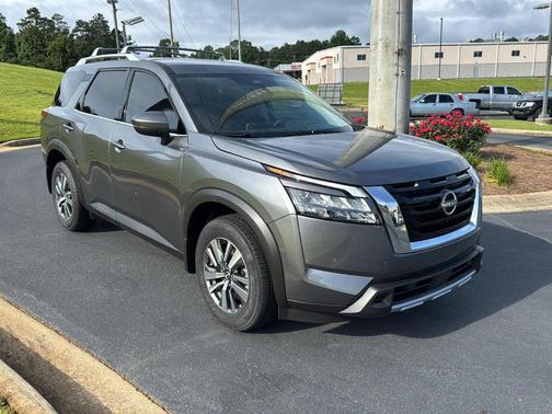 2025 Nissan Pathfinder SL