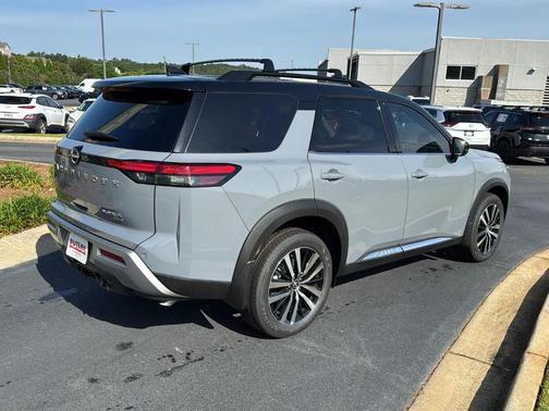 2025 Nissan Pathfinder Platinum