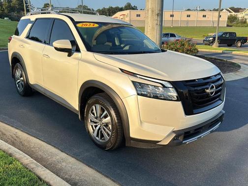 2024 Nissan Pathfinder SL
