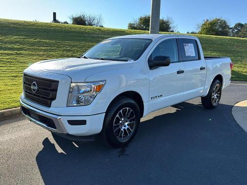 2023 Nissan Titan SV