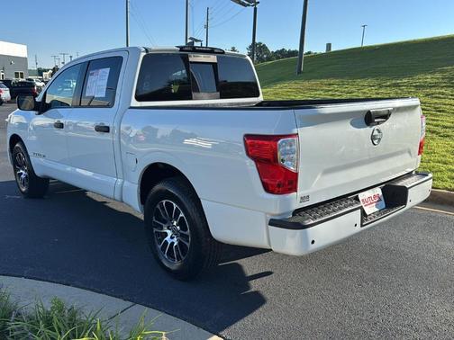 2023 Nissan Titan SV