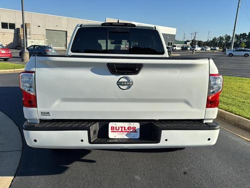2023 Nissan Titan SV