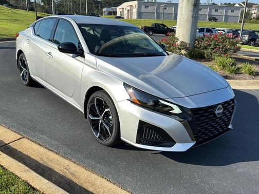 2025 Nissan Altima SR