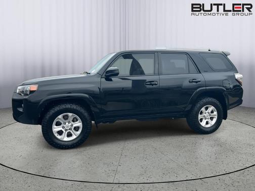 Midnight Black Metallic 2016 Toyota 4Runner SR5