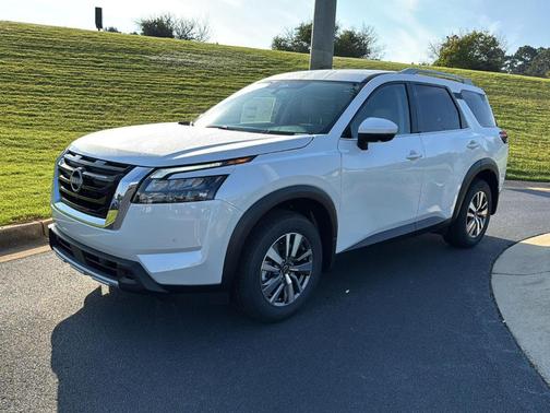 2025 Nissan Pathfinder SL