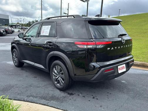 2024 Nissan Pathfinder SV