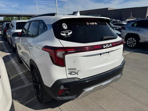 Snow White Pearl 2024 Kia Seltos SX