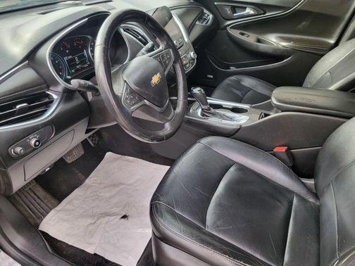 Photo 5 of 16 of 2017 Chevrolet Malibu 1LT