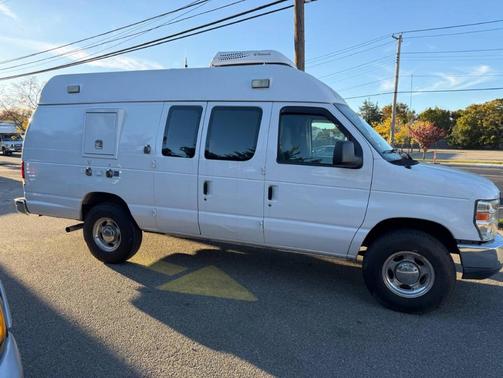 White 2009 Ford E350 Super Duty