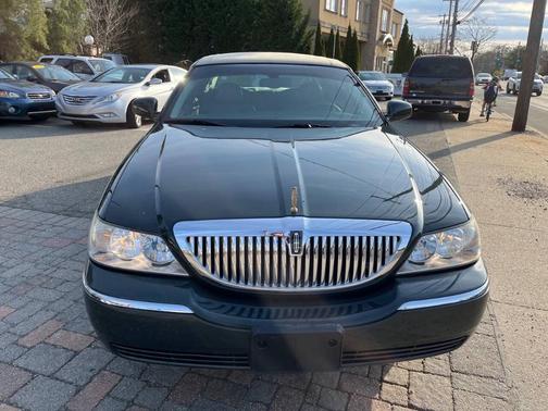 Green 2003 Lincoln Town Car Executive