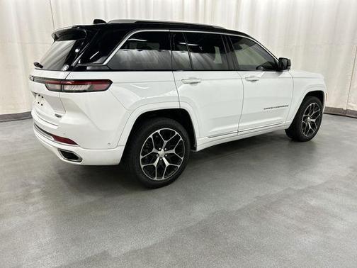 Bright White Clearcoat 2023 Jeep Grand Cherokee Summit