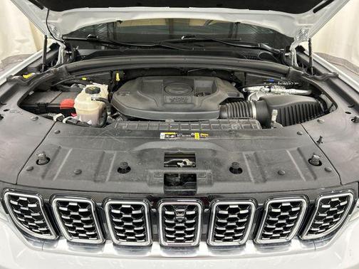 Bright White Clearcoat 2023 Jeep Grand Cherokee Summit
