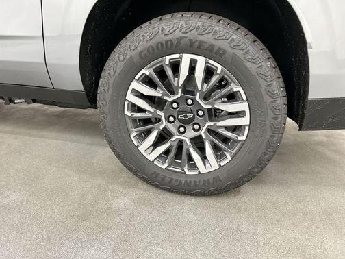 Sterling Gray Metallic 2026 Chevrolet Suburban Z71, 4WD