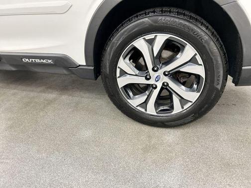 Crystal White Pearl 2022 Subaru Outback Limited