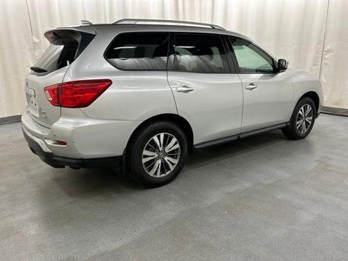 Brilliant Silver Metallic 2019 Nissan Pathfinder SV