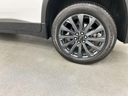 Summit White 2023 Chevrolet Traverse RS