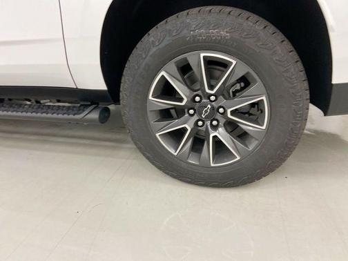 Iridescent Pearl Tricoat 2023 Chevrolet Suburban 4WD Z71