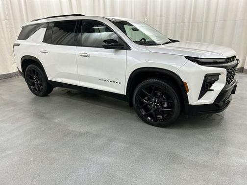Iridescent Pearl Tricoat 2025 Chevrolet Traverse RS