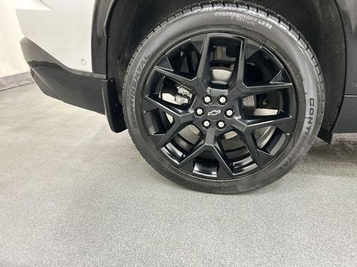 Iridescent Pearl Tricoat 2025 Chevrolet Traverse RS