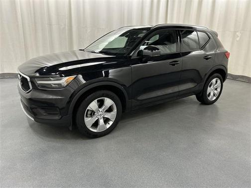2022 Volvo XC40 T5 Momentum