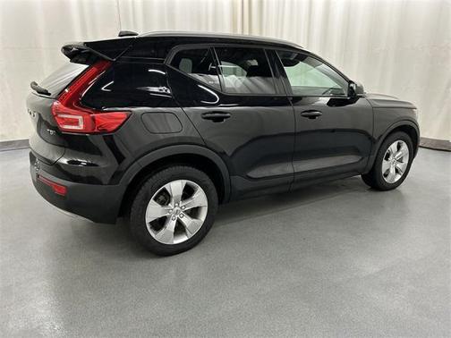 2022 Volvo XC40 T5 Momentum
