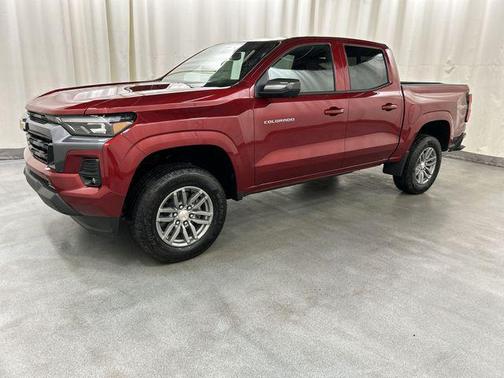 Radiant Red Tintcoat 2026 Chevrolet Colorado LT