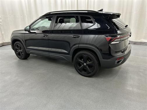 2025 Volkswagen Taos 1.5T SE Black