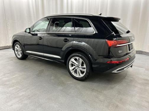 Black Metallic 2022 Audi Q7 45 Premium Plus