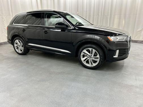 Black Metallic 2022 Audi Q7 45 Premium Plus