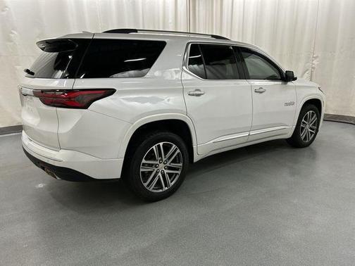 Iridescent Pearl Tricoat 2023 Chevrolet Traverse High Country