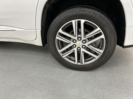Iridescent Pearl Tricoat 2023 Chevrolet Traverse High Country