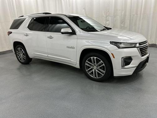 Iridescent Pearl Tricoat 2023 Chevrolet Traverse High Country