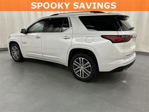 Iridescent Pearl Tricoat 2023 Chevrolet Traverse High Country