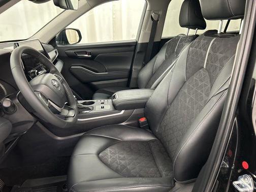 Midnight Black Metallic 2025 Toyota Highlander Hybrid XLE