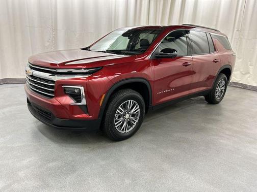 Radiant Red Tintcoat 2025 Chevrolet Traverse LT