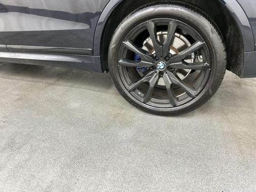 Carbon Black Metallic 2024 BMW X7 xDrive40i
