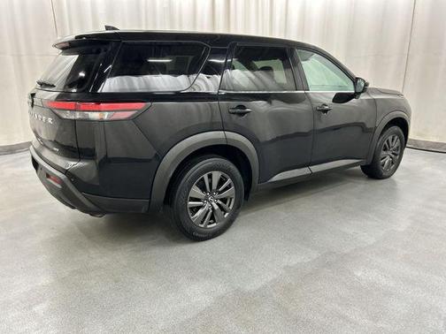 2022 Nissan Pathfinder S 4WD