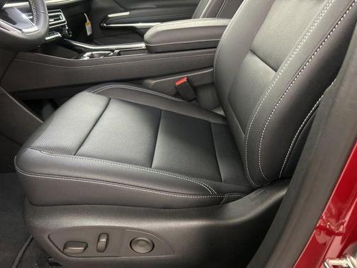 Radiant Red Tintcoat 2026 Chevrolet Traverse LT