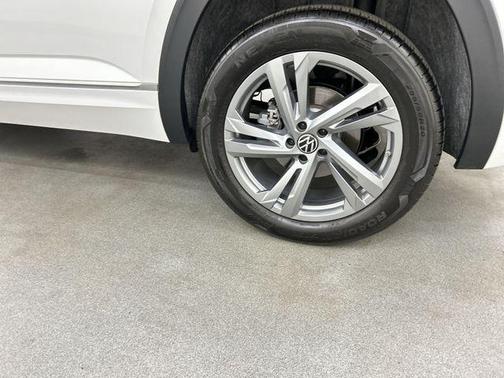 Opal White Pearl 2024 Volkswagen Atlas Cross Sport 2.0T SEL