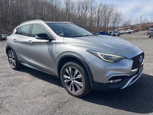 2017 INFINITI QX30 Premium