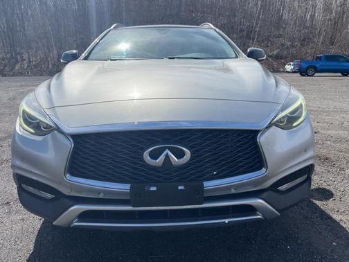 2017 INFINITI QX30 Premium